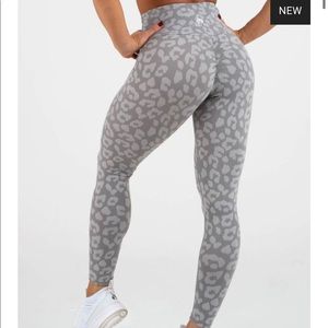 Rare BNWT Grey Leopard Scrunch Leggings